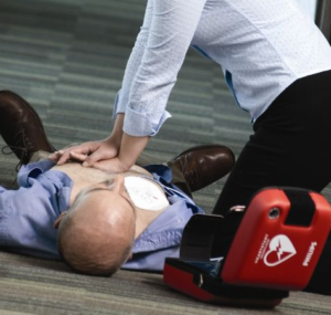 The HeartStart FRx arrives practically ready for rescue. Everything is connected and in place.